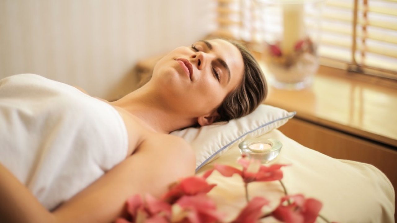 Cách xông tinh dầu khi ngủ để thư giãn & ngủ sâu hơn