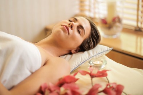 Cách xông tinh dầu khi ngủ để thư giãn & ngủ sâu hơn