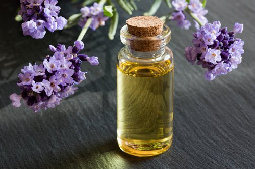 Cách dùng tinh dầu trong phòng điều hòa để thơm lâu – không khô mũi