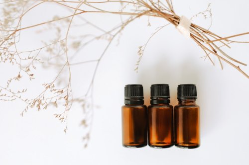 Nên mua tinh dầu loại nào cho gia đình? Gợi ý dễ chọn